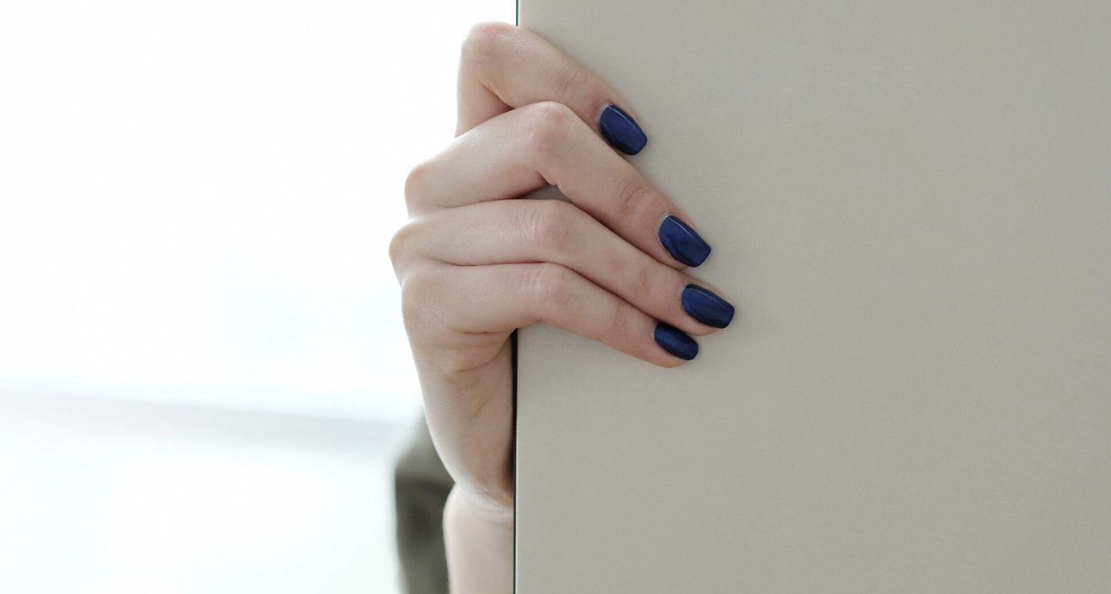 Синие оттенки на ногтях не лучший выбор