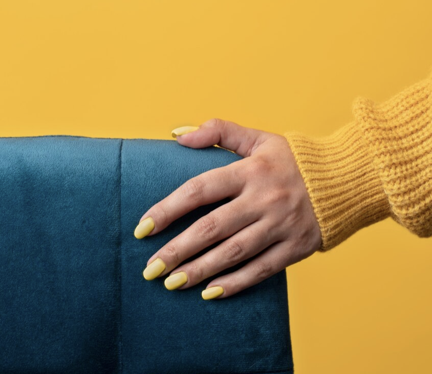 Неоновые оттенки следует отложить до лета