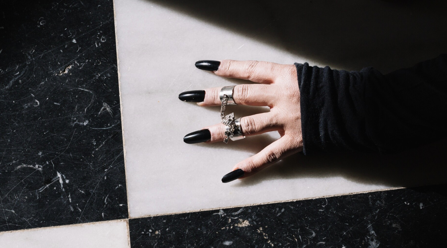 От классического черного лучше отказаться в праздничную вещь