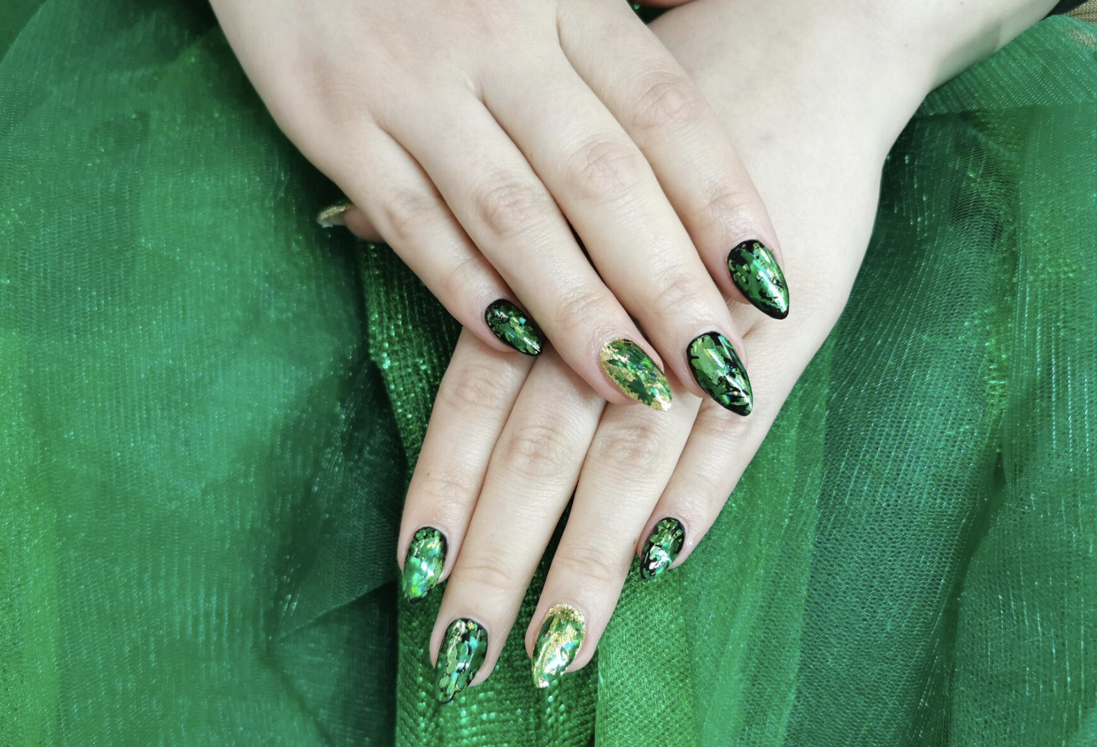 Праздничный маникюр в зеленом цвете.