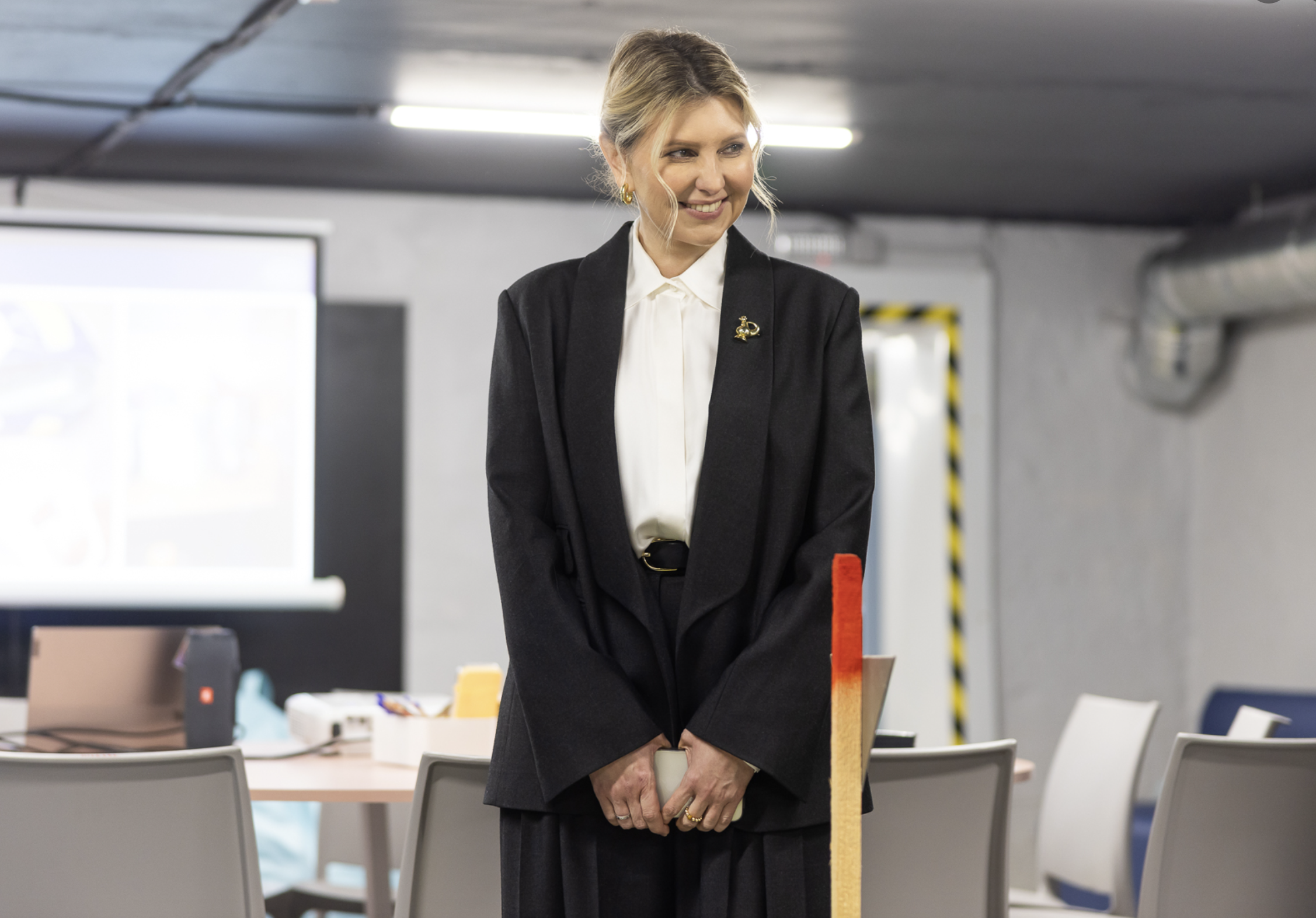 Зеленська майже завжди ходить у костюмі