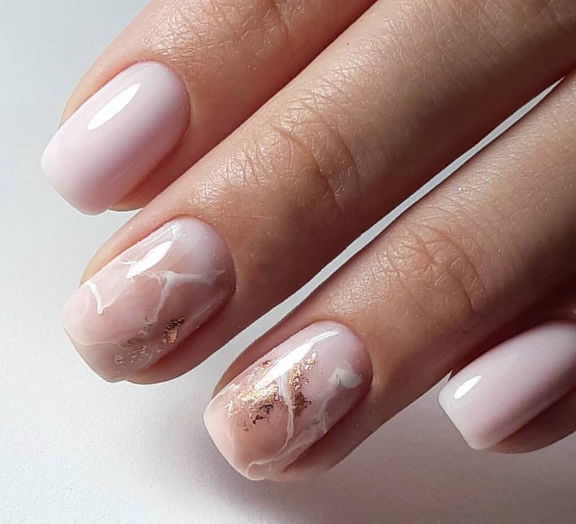 Мармуровий ефект на нігтях дуже вдалий має вигляд
