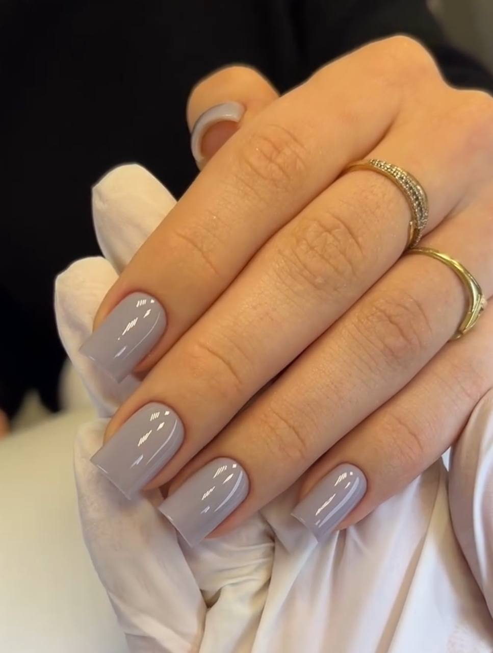 Сірий відтінок на нігтях завжди має благородний вигляд