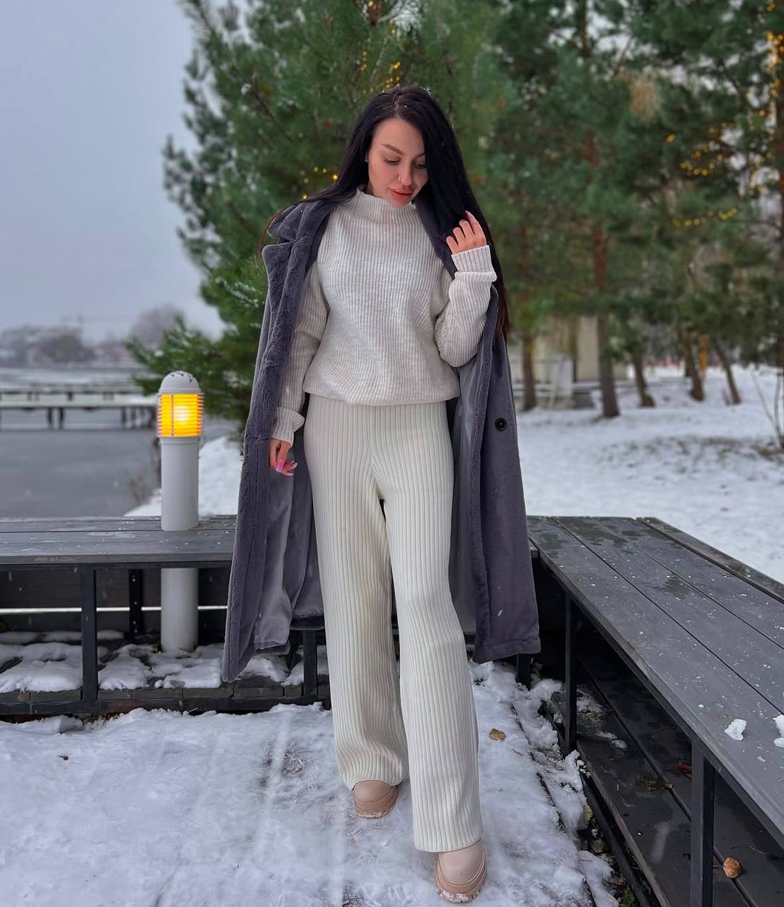 Трикотажные брюки в образе выглядят стильно