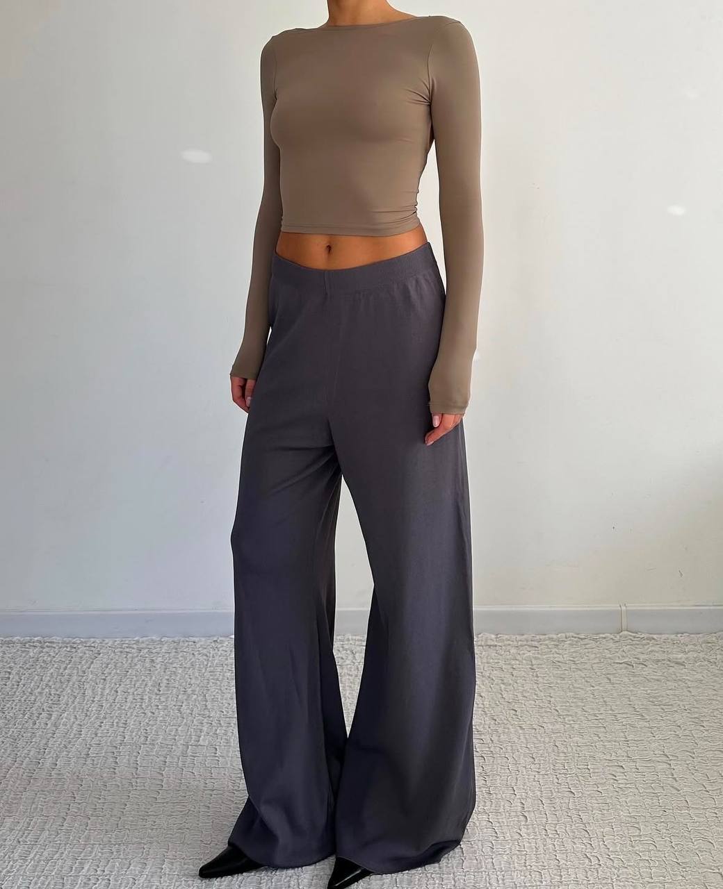 Трикотажные брюки можно сочетать с разной обувью и одеждой