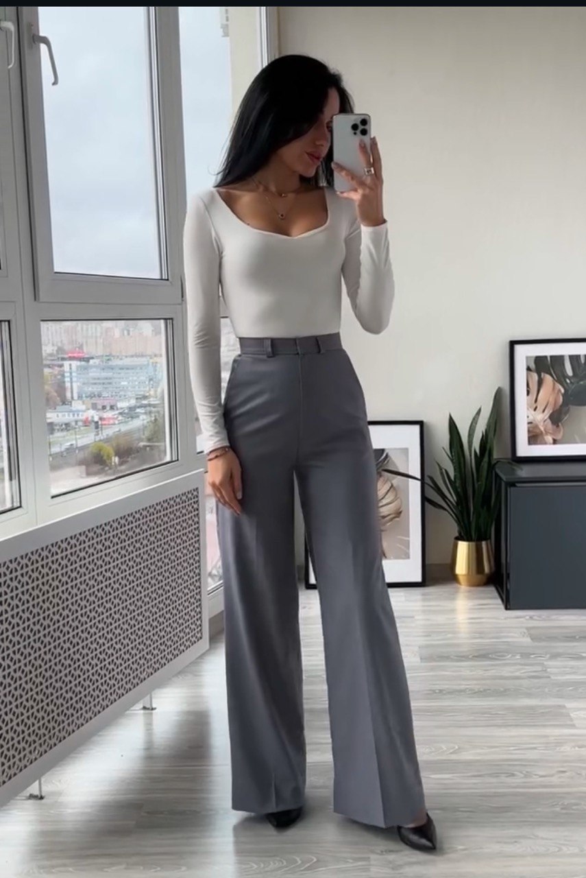 Розкльошені штани можна доповнити різним одягом